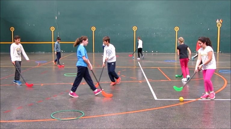 Descubre los beneficios del floorball en primaria: deporte divertido y seguro para los más pequeños