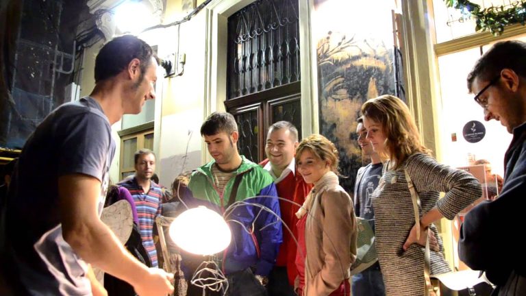Descubre la magia de la Noche Blanca Gijón: actividades, música en vivo y arte callejero