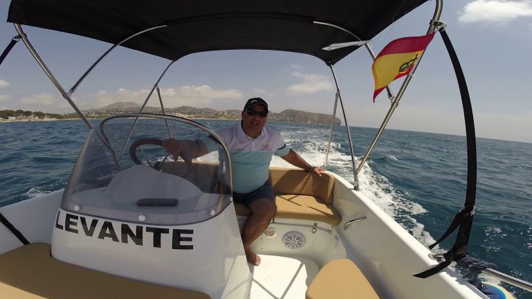 Descubre la emocionante aventura en barco en Moraira: Explora los rincones más hermosos del mar